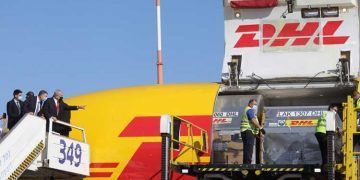 DHL comienza la distribución internacional de la vacuna contra la COVID-19