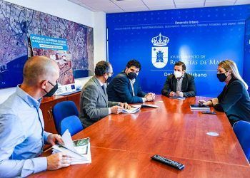 Los tres concejales del Área de Desarrollo Urbano junto con la empresa que calculará la huella de Roquetas de Mar 28012021