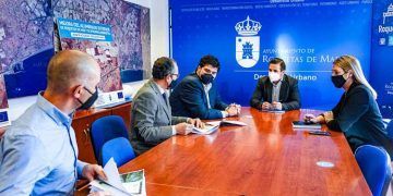 Los tres concejales del Área de Desarrollo Urbano junto con la empresa que calculará la huella de Roquetas de Mar 28012021