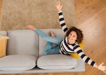 Más de la mitad de los españoles se siente feliz en casa a pesar de las restricciones de movilidad