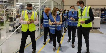 Teresa Ribera visita las instalaciones de Power Electronics en Valencia
