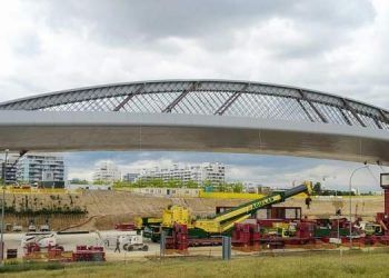 Instalado el arco principal del Puente de la Concordia en Valdebebas, la futura entrada a Madrid desde la T-4