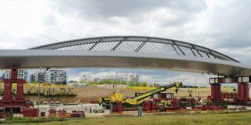 Instalado el arco principal del Puente de la Concordia en Valdebebas, la futura entrada a Madrid desde la T-4