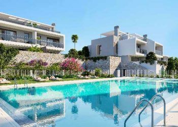 Piscina de la promoción de unifamiliares Luzzerna de AEDAS Homes en el Cabo de las Huertas de Alicante