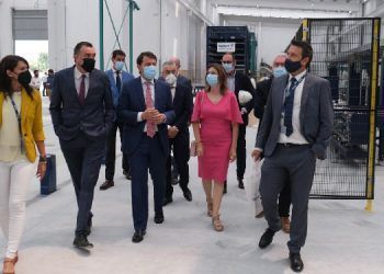 El presidente de la Junta de Castilla y León visita la planta de construcción industrializada de Wallex