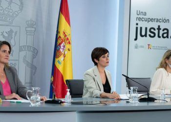 La vicepresidenta tercera del Gobierno y ministra para la Transición Ecológica y el Reto Demográfico, Teresa Ribera, La ministra de Política Territorial y portavoz del Gobierno, Isabel Rodríguez, y la ministra de Transportes, Movilidad y Agenda Urbana, Raquel Sánchez, durante la rueda de prensa posterior al Consejo de Ministros.