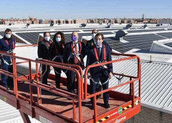 Almeida inaugura la planta fotovoltaica más grande de la ciudad desarrollada por Endesa X para Stellantis