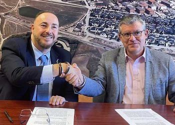 José Manuel Hoyo Serrano, alcalde de Brunete, y Juan Casares, presidente de CONCOVI y la FCVCAM, en el acto de firma del convenio