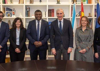 De izquierda a derecha: Emilio Bruquetas, Director General de Reganosa; Natalia Barreiro, Directora del Complejo Industrial de Repsol en A Coruña; Tomás Malango, Director de Hidrógeno de Repsol; Francisco Conde, Vicepresidente Primeiro y Conselleiro de Economía, Industria e Innovación; Paula Uría, Secretaria Xeral de Industria y Silvia Sanjoaquín, Directora de Nuevos Negocios en Naturgy.