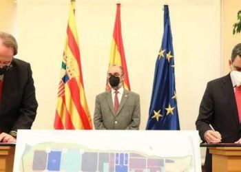 Carlos Pérez Anadón y Javier García del Río firman en 2021 el protocolo de ampliación de suelos industriales del PTR , en un acto presidido por Lambán.