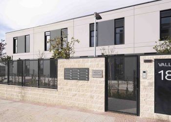 Fachada principal de la promoción industrializada Gaetana de AEDAS Homes en Torrejón de Arzoz, Madrid