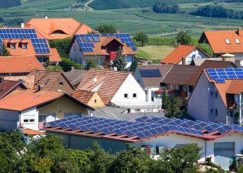 Comunidades energéticas con placas solares en un pueblo