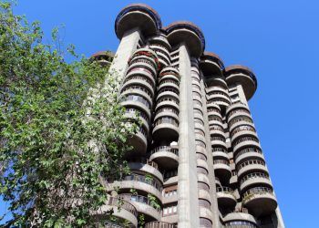 El Ayuntamiento de Madrid aprueba la construcción de ocho viviendas en una planta de las Torres Blancas