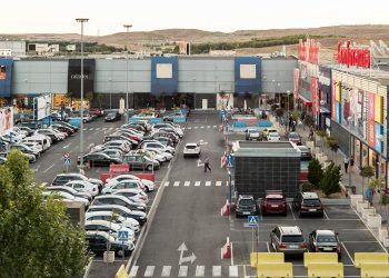 Lar España vende a AEW los parques comerciales Rivas Futura y Vistahermosa por 129,1 millones de euros