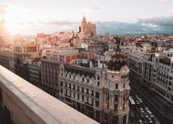 El High Street consolida su recuperación con 190 nuevas aperturas en Madrid y Barcelona desde 2022, según JLL