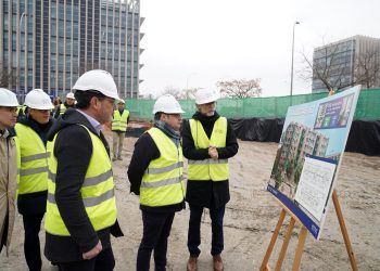 El Ayuntamiento comienza las obras de 100 nuevas viviendas para alquiler asequible en Villa de Vallecas