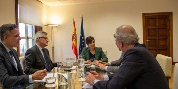 Isabel Rodríguez muestra su colaboración a la CNC para ampliar la oferta de mano de obra en el sector, mejorar la cualificación e incorporar a las mujeres