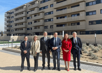La Comunidad de Madrid entrega las primeras viviendas de alquiler asequible del Plan VIVE en Alcorcón