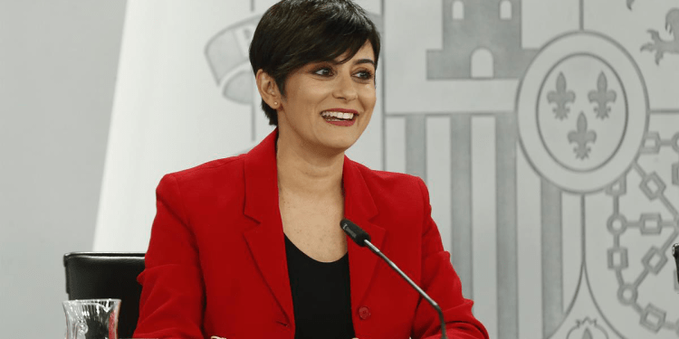 La ministra de Vivienda y Agenda Urbana, Isabel Rodríguez, en la rueda de prensa posterior al Consejo de Ministros. | Pool Moncloa / José Manuel Álvarez - Archivo