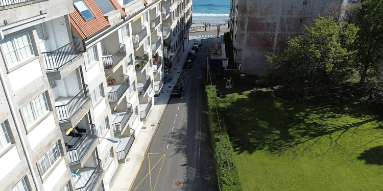 A la derecha, una parte del solar en el que AEDAS Homes levantará su nuevo proyecto en Sanxenxo.