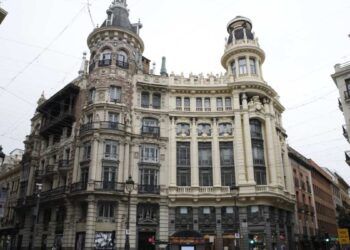 El Ayuntamiento de Madrid aprueba la construcción de un teatro-hotel en tres edificios protegidos de la plaza de Canalejas