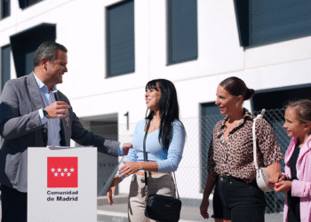 La Comunidad de Madrid entrega 130 viviendas de alquiler asequible en Móstoles