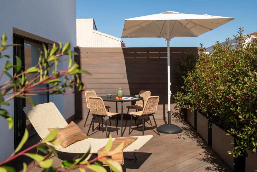 Una terraza del proyecto Eric Vökel Ribera Suites diseñado por Arnaiz en Madrid.