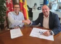 Juan Francisco Casares Collado y Alejandro Labori Jover se estrechan la mano durante la firma del convenio entre CONCOVI y CIVISLEND para financiar suelo destinado a vivienda cooperativa.