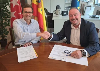 Juan Francisco Casares Collado y Alejandro Labori Jover se estrechan la mano durante la firma del convenio entre CONCOVI y CIVISLEND para financiar suelo destinado a vivienda cooperativa.