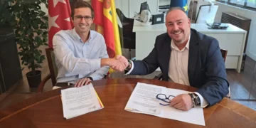 Juan Francisco Casares Collado y Alejandro Labori Jover se estrechan la mano durante la firma del convenio entre CONCOVI y CIVISLEND para financiar suelo destinado a vivienda cooperativa.