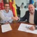 Juan Francisco Casares Collado y Alejandro Labori Jover se estrechan la mano durante la firma del convenio entre CONCOVI y CIVISLEND para financiar suelo destinado a vivienda cooperativa.