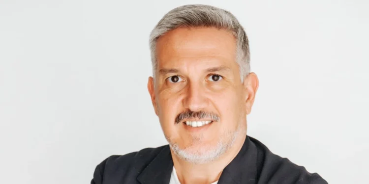 Retrato de Enric Jiménez, autor del artículo de opinión sobre licencias urbanísticas y vivienda asequible